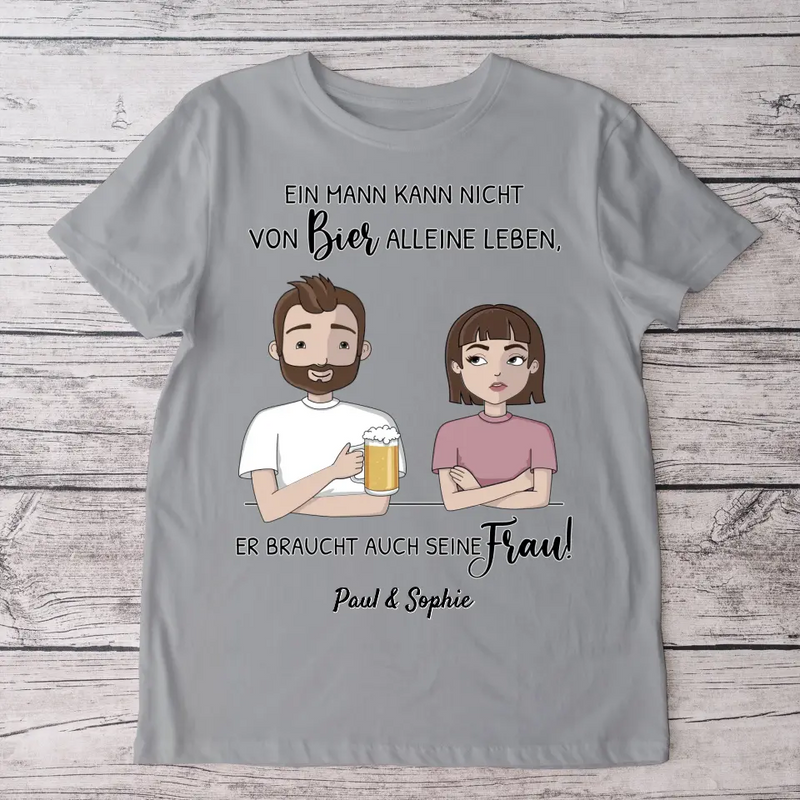 Er braucht seine Frau - Personalisiertes T-Shirt