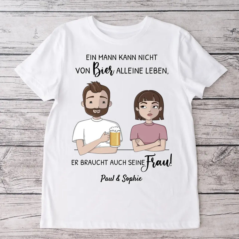 Er braucht seine Frau - Personalisiertes T-Shirt