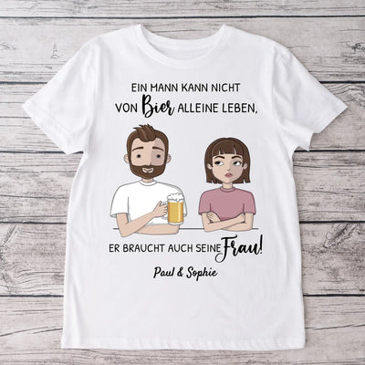 Er braucht seine Frau - Personalisiertes T-Shirt