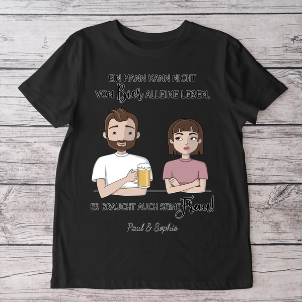 Er braucht seine Frau - Personalisiertes T-Shirt